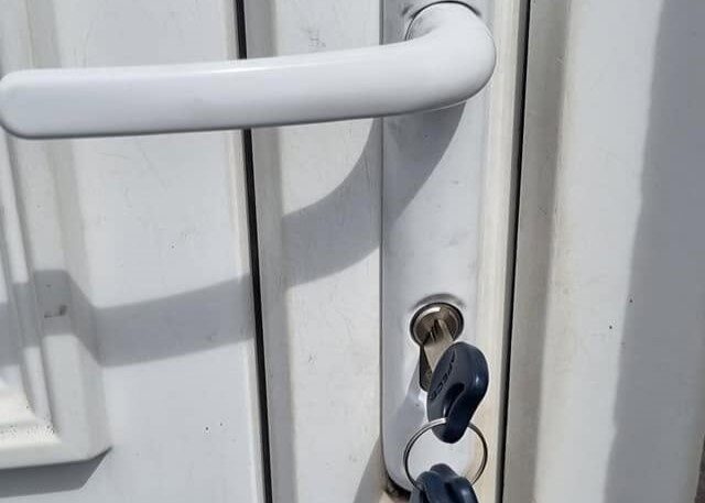 Apecs 3 star lock and white high security 2 star door handle fitted to white door with blue Apecs plastic key top